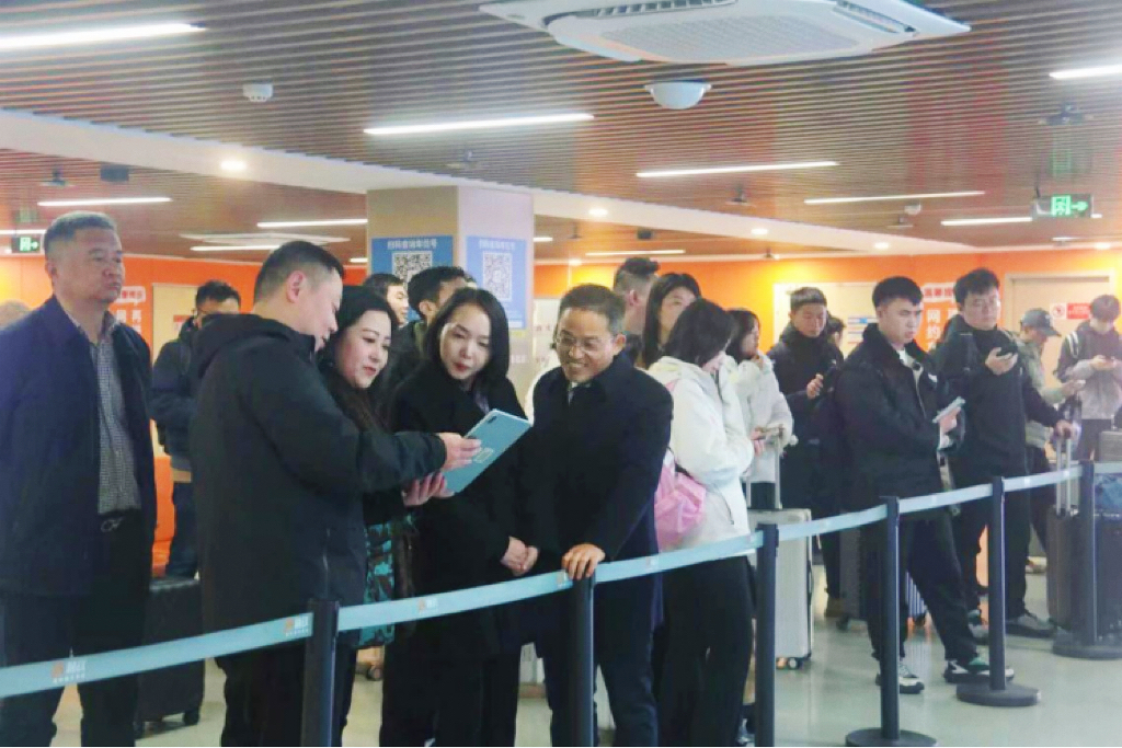 联合区法院、南昌西站综合服务中心开展党建共建活动